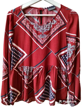 Blouse bordeaux à motifs