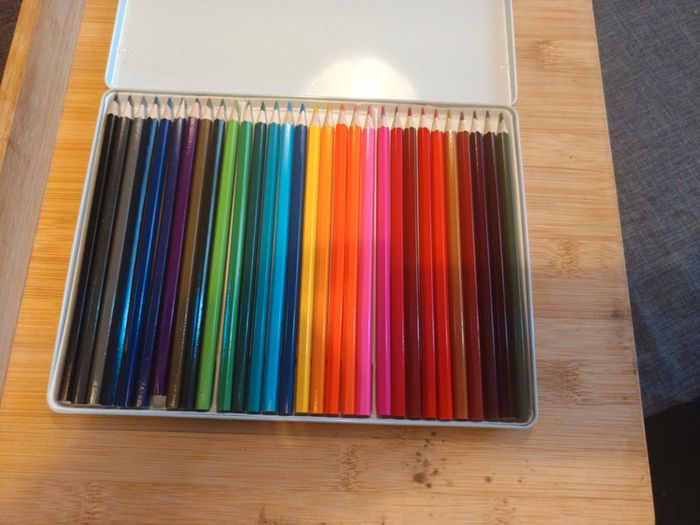 Boite de 30 crayons de couleur neuf - photo numéro 4