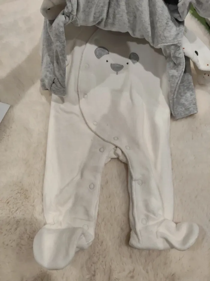 Lot de 3 pyjamas velours Noukies 3 mois neufs - photo numéro 4