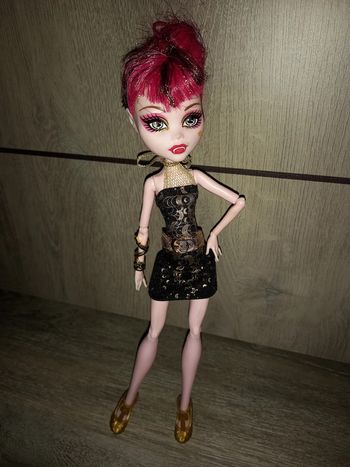 poupée monter high draculaura doré
