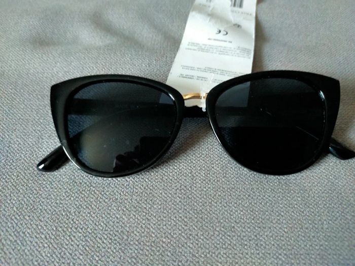 Lunettes de soleil noires – Neuves avec étiquette