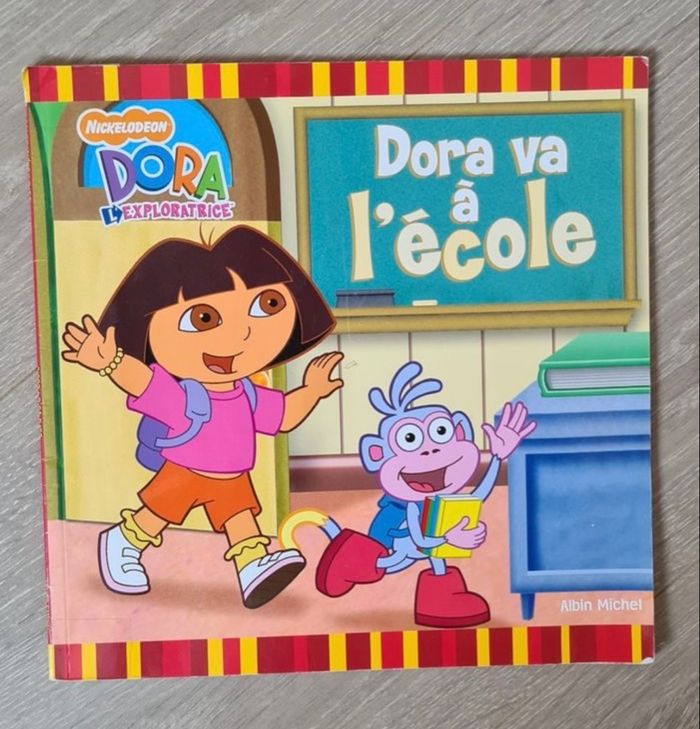 Livre dora va à L’école