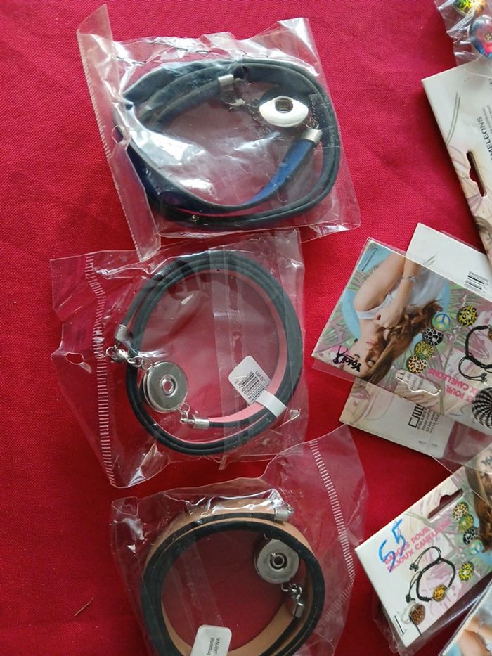 Lot 3 bracelets et badges breloques - photo numéro 2