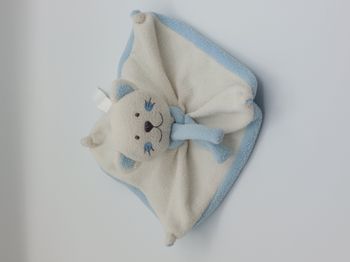 Doudou plat ours chat toucher polaire crème bleu ciel écharpe AUCHAN ?