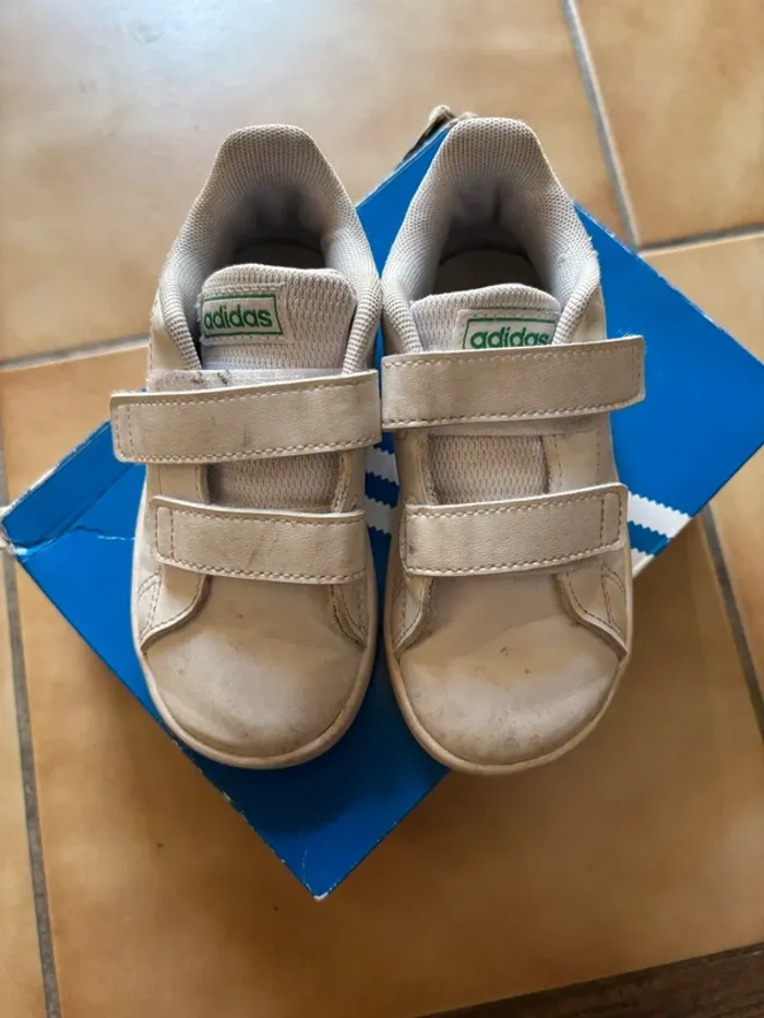 Belle paire de baskets blanches Adidas T. 24 mixte TBE - photo numéro 2