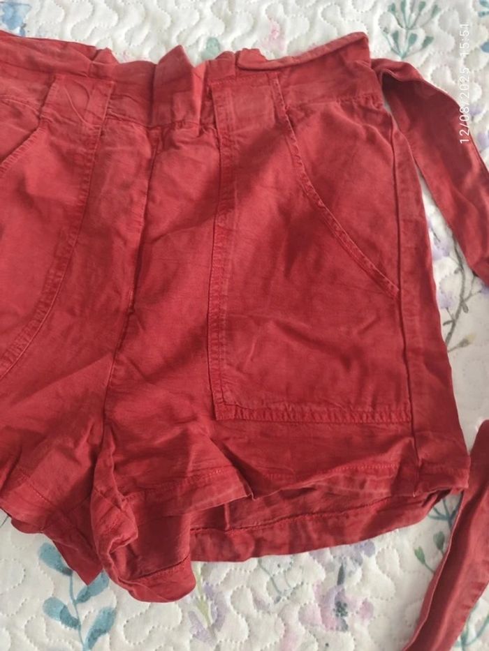 Short fluido de tiro alto de color granate