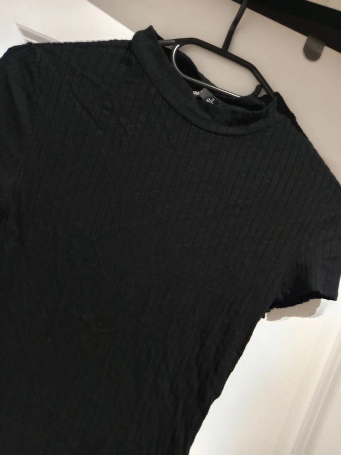 🔝 T-shirt manches courtes Bershka noir côtelé taille S 36 - photo numéro 3
