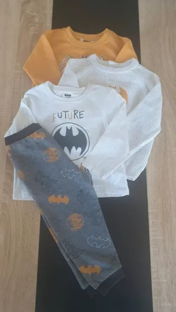 Ensemble 2 pulls, tee-shirt et jogging 23 mois