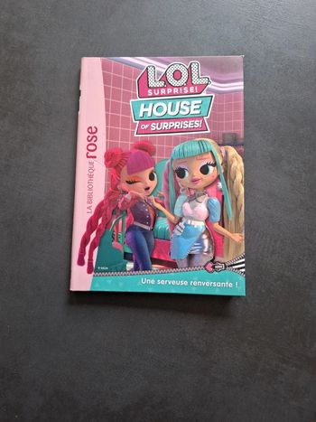 Livre bibliothèque rose LOL surprise tome 2 une serveuse renversante