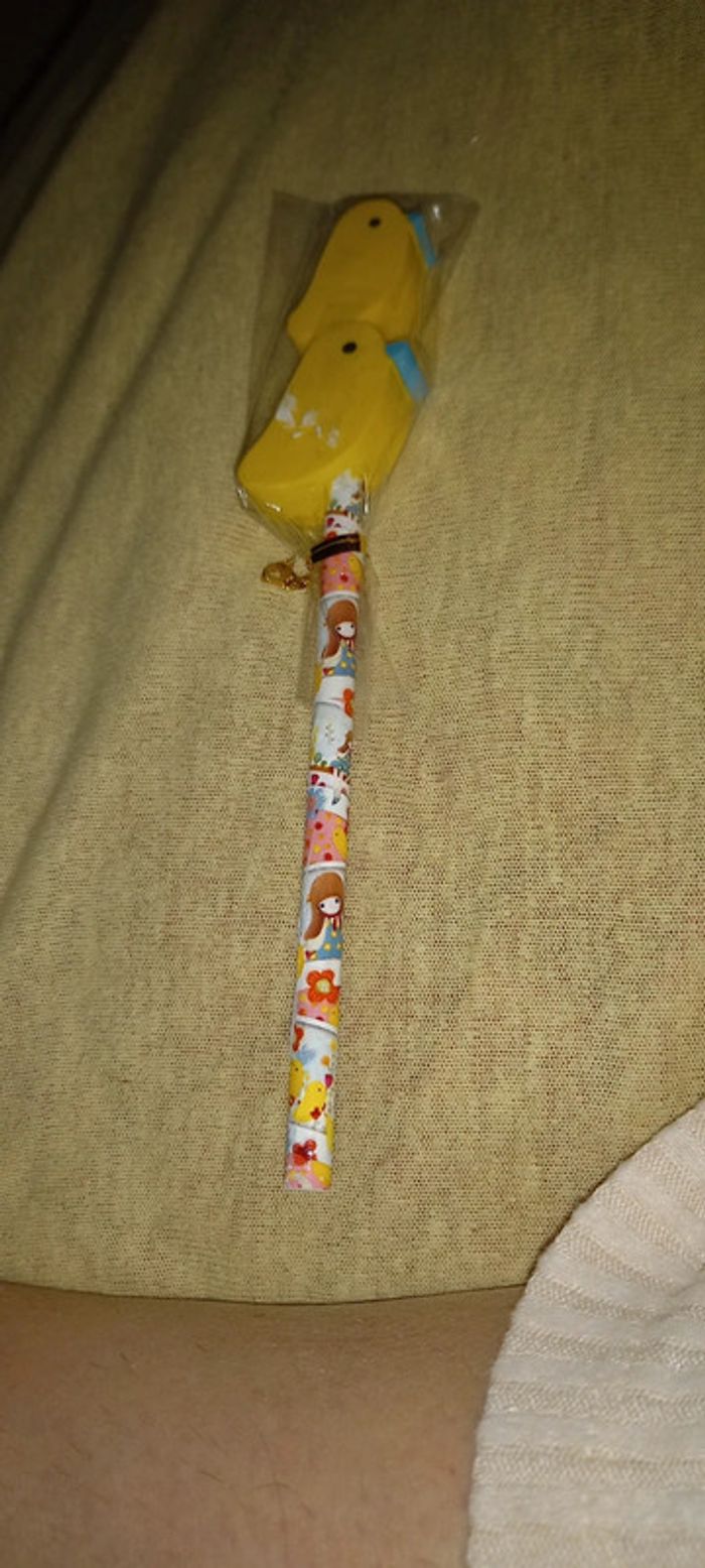 Crayon santoro avec 2 gommes les bas du crayon est abîmé mais une fois taillé c'est bien