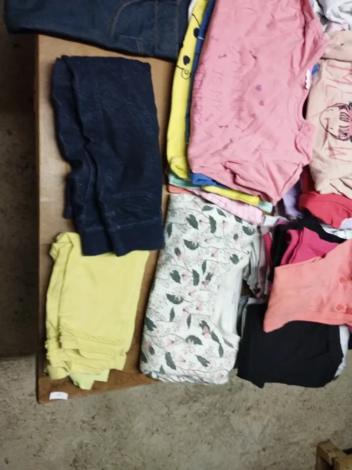 Lot petit prix de plus de 60 vêtements fille 24 mois - photo numéro 4