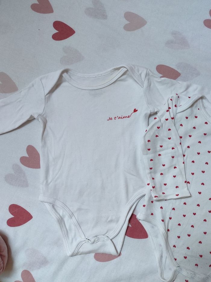 Lot de 2 bodies manches longues- Motifs cœur - 12 mois - Très bon état - Mes petits cailloux - photo numéro 3