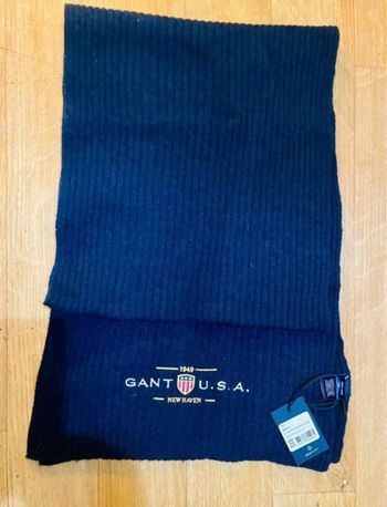Echarpe et bonnet GANT, la couleur bleu marine Neuf avec étiquette Homme et femme
