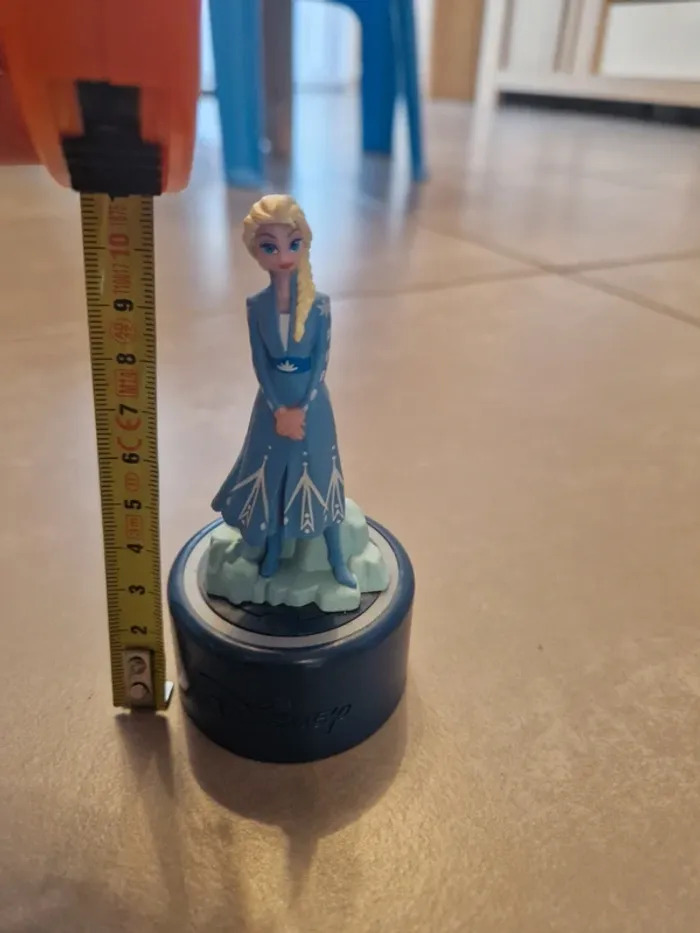 Figurine Disney Elsa Reine des Neiges (2025, 10 cm) - photo numéro 4
