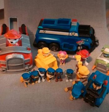 Gros lot de véhicules et figurines pat patrouille