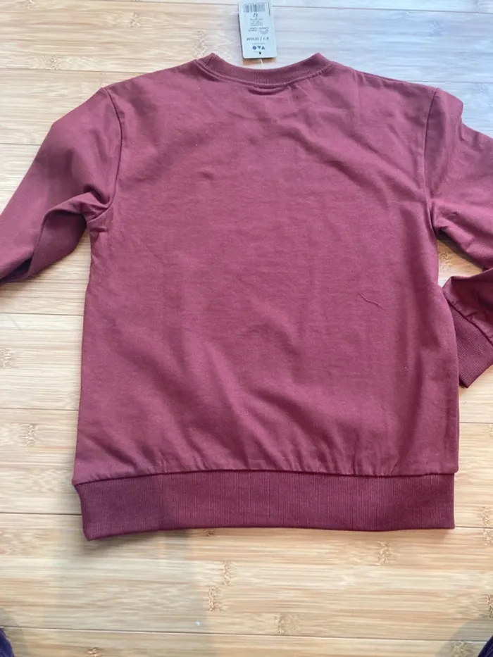 8 ans - Sweat fin couleur bordeaux et écriture - Neuf 18€ - photo numéro 3