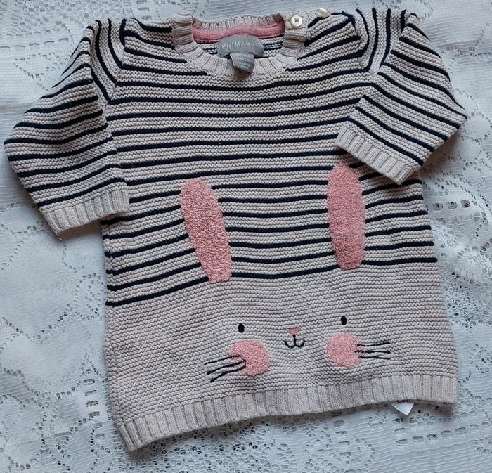 Pull rayé beige avec lapin brodé, Primark en très bon état, taille 0/3 mois