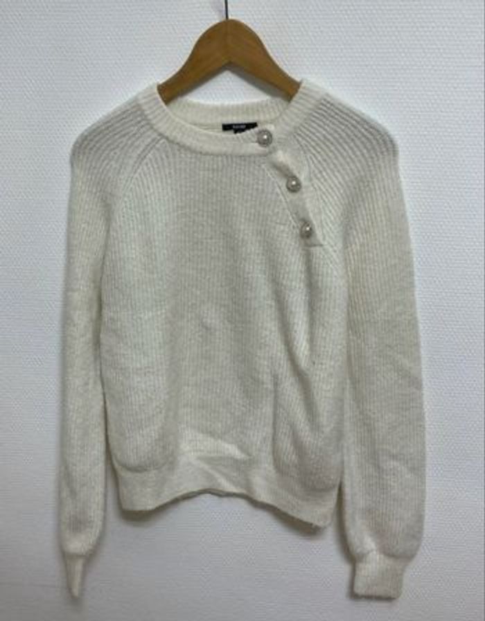 Pull en maille avec boutons ornés sur l'épaule