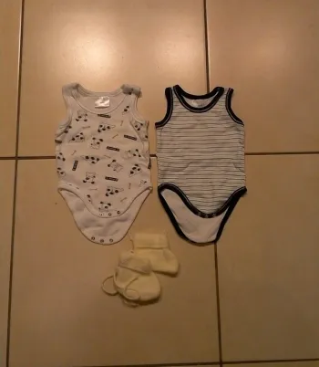 lot bodies et chaussons naissance 50/56