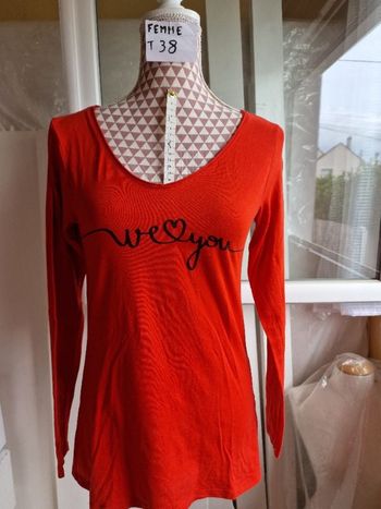 Tee-shirt, rouge, avec inscription noir, en coton&elasthanne,en très très bon état, longueur 64cm, m