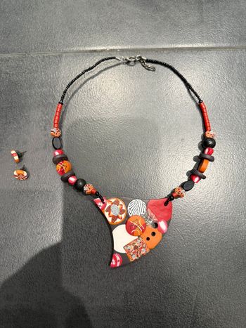 Ensemble de bijoux, collier et boucles d’oreilles, fabrication artisanale coloré
