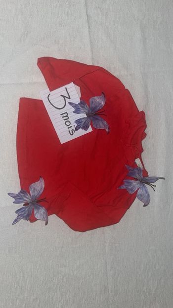 Haut rouge tape à l’œil