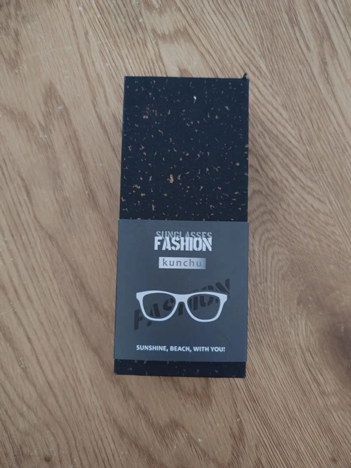 Lunette Fashion Kunchu Zebra Claire catégorie UV3 neuf sous blister et boite. - photo numéro 2