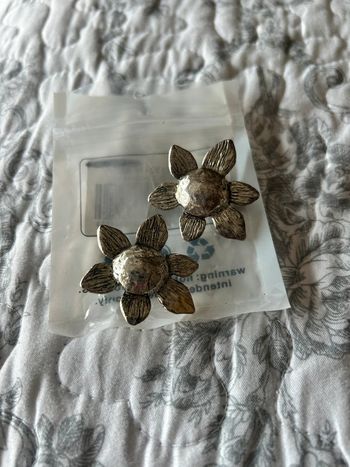 Boucles d’oreilles à clip fleur argenté