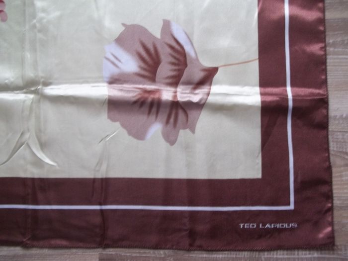 Carré soyeux fleurs Ted Lapidus - photo numéro 2