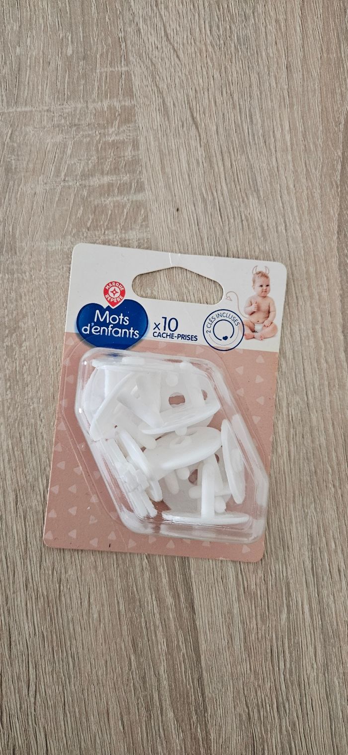 Lot bébé, vaisselle, bavoirs, cache prises - photo numéro 5