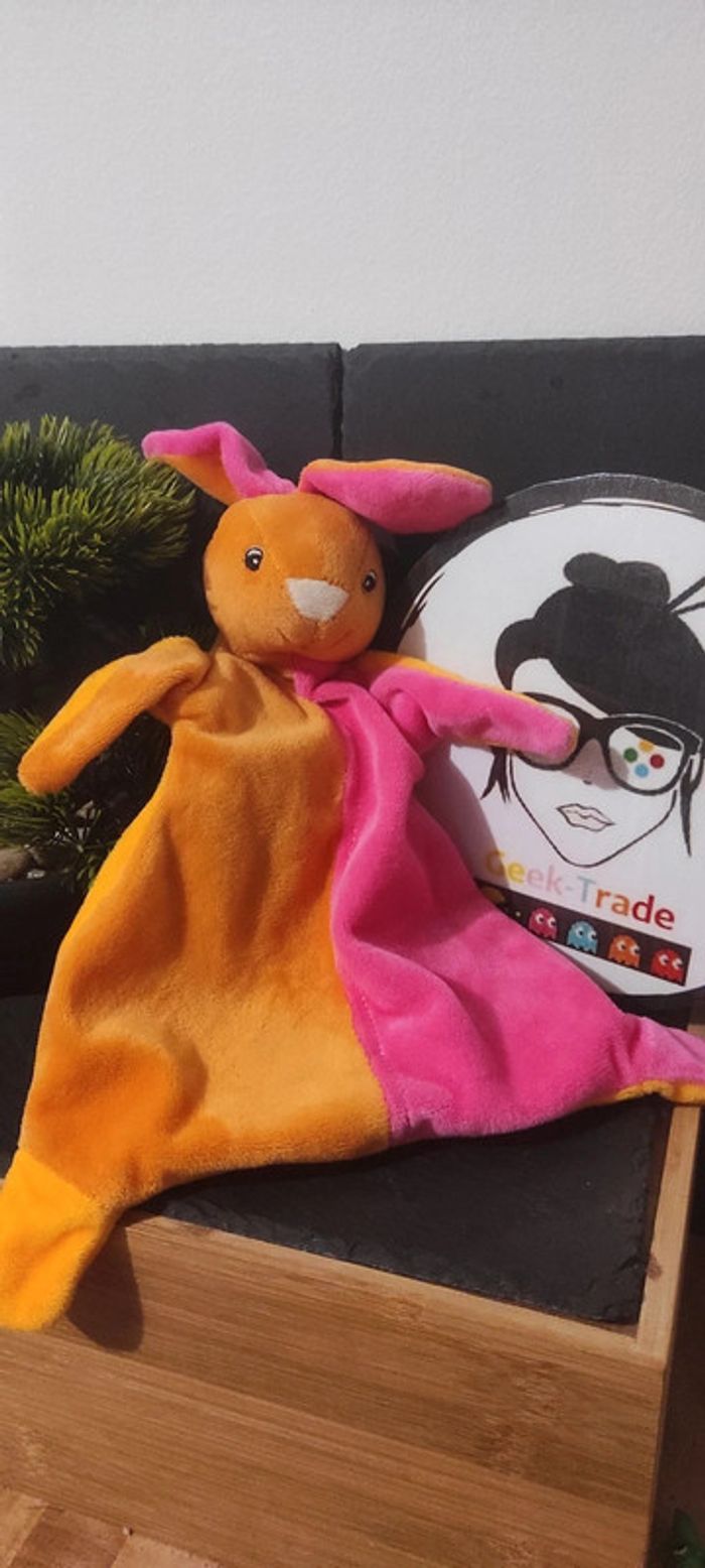 doudou lapin toi toys rose orange jaune plat triangle