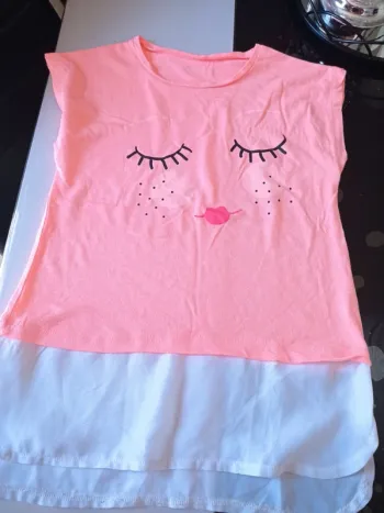 T-shirt manche courte rose avec bas volant