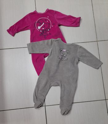 Pyjamas 6 mois 
Bon état 
2€ pièce