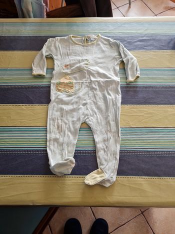 Pyjama 18 mois avec 3 petites tâches d'encre