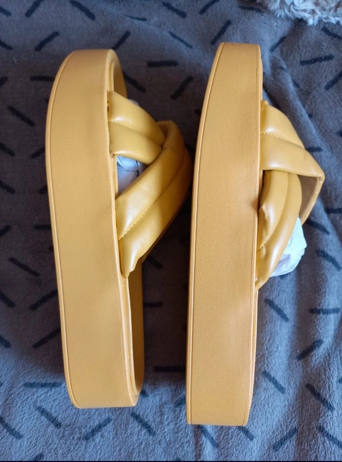 Claquette jaune - photo numéro 2