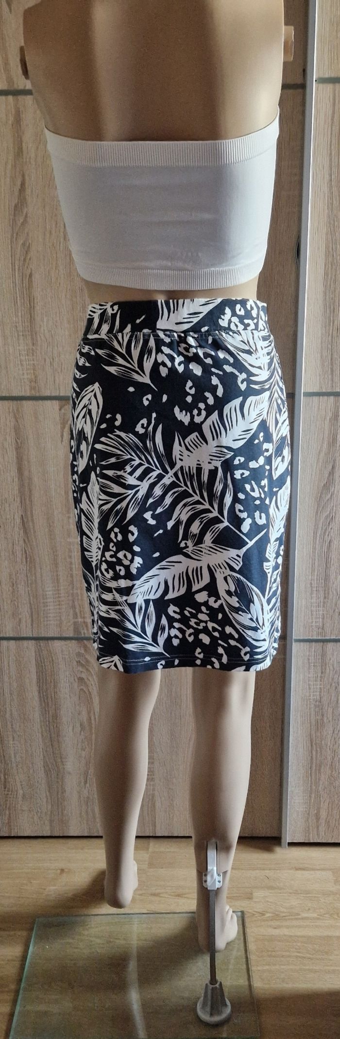 Jupe à fleurs bleu marine Taille 38/40 - photo numéro 3