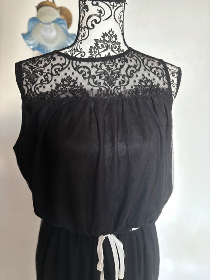 Petite robe noire brodée taille 42 - photo numéro 2