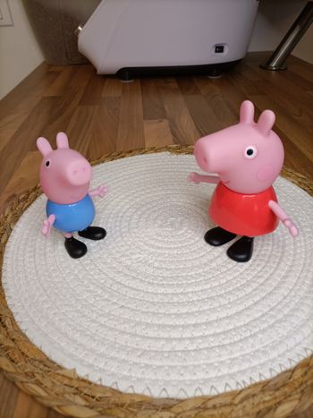 Lot 2 grandes figurines Peppa Pig et Georges