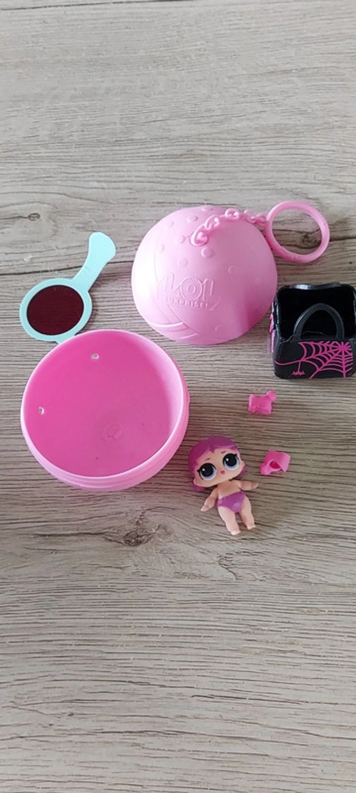 Boule rose porte clef LOL Surprise, avec poupée et accessoires - photo numéro 2
