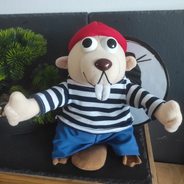 peluche castor Bretagne bonnet rouge pull rayure bleu beige Drapeau Jordenen