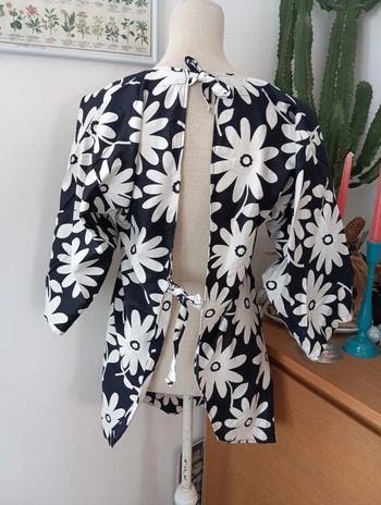 Blouse noire à fleurs blanches taille 38/40