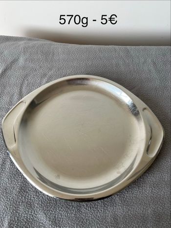 Plat de présentation ou de service pour la table en acier inoxydable.