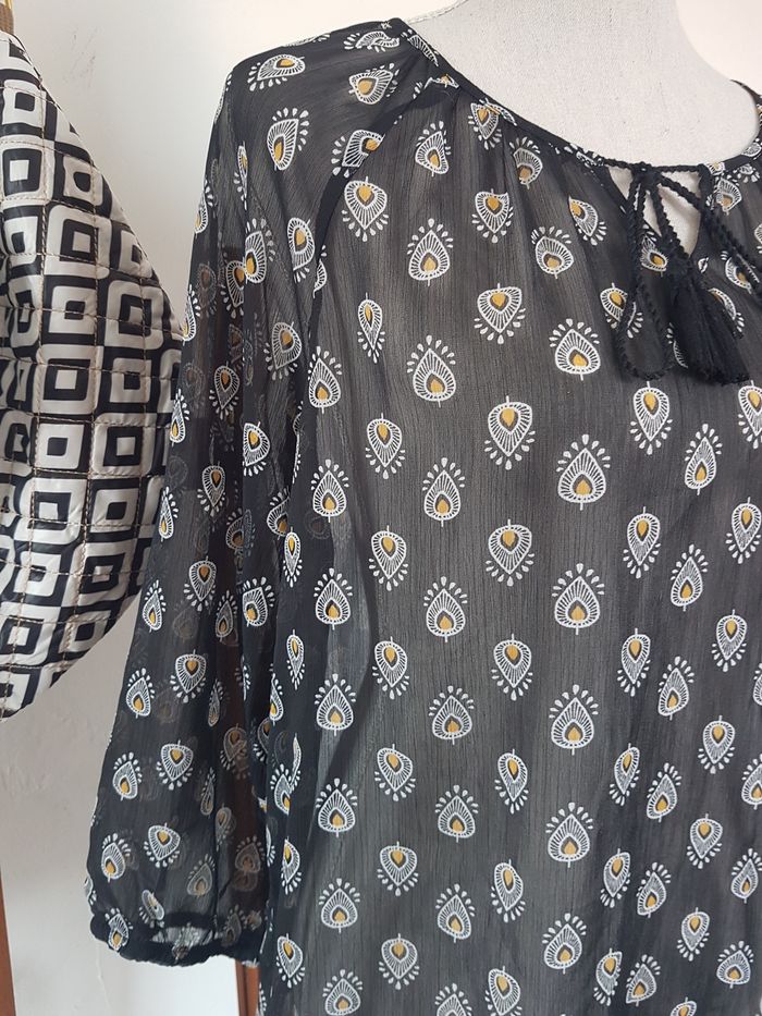 Blouse transparente noire, motifs blancs et jaunes. G Woman by Gémo. T42, aisselles 57cm, haut 64cm. - photo numéro 2