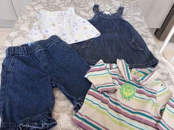Lot 4 vêtements robe , hauts, jean filles