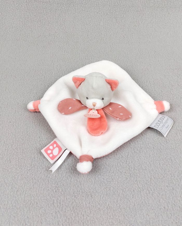 Doudou et Compagnie chat plat Méli Mélo blanc gris rose corail étiquette patte