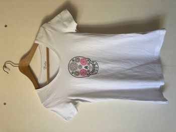 Tee-shirt blanc imprimé tête de mort colorée