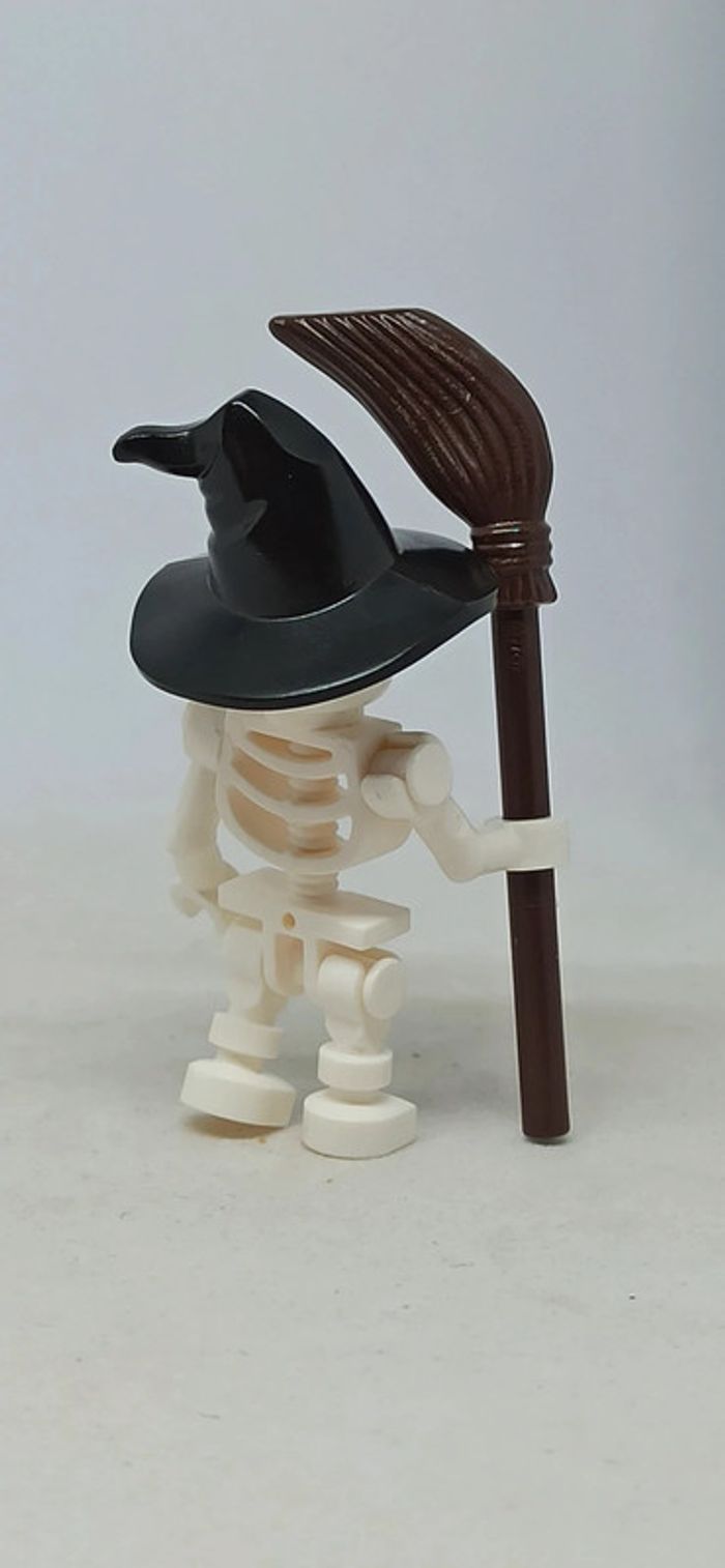 Squelette avec chapeau de sorcière et balai lego - photo numéro 2