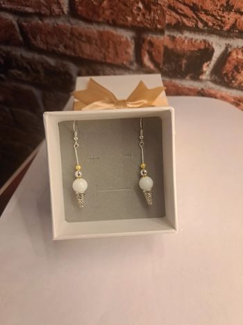 Boucles d'oreilles pendante blanches doré et argenté