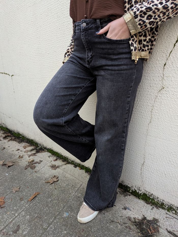 Jean large Clermont noir wide legs
Taille 36 - photo numéro 3