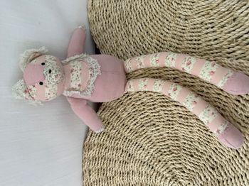Doudou ours PETIT BATEAU Violette & Janvier rose fleurs dentelle 